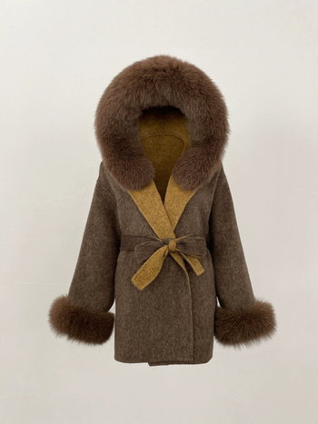 Ženski vuneni kaput s kapuljačom, ovratnik od lisje kožušuh, srednje duljine 65–80 cm, kopčanje na vezanje, reversibilni tweed stil