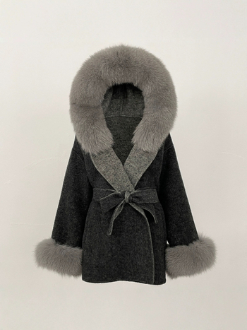 Ženski vuneni kaput s kapuljačom, ovratnik od lisje kožušuh, srednje duljine 65–80 cm, kopčanje na vezanje, reversibilni tweed stil