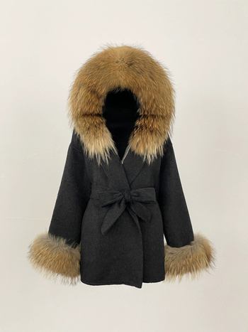 Ženski vuneni kaput s kapuljačom, ovratnik od lisje kožušuh, srednje duljine 65–80 cm, kopčanje na vezanje, reversibilni tweed stil