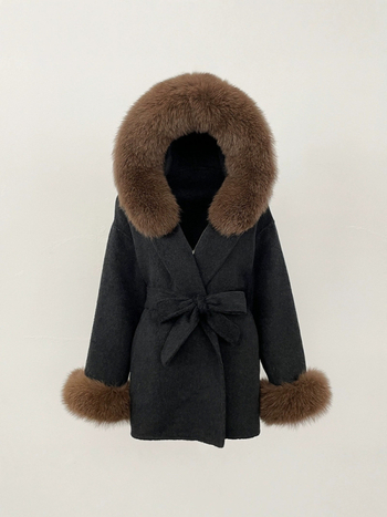 Ženski vuneni kaput s kapuljačom, ovratnik od lisje kožušuh, srednje duljine 65–80 cm, kopčanje na vezanje, reversibilni tweed stil