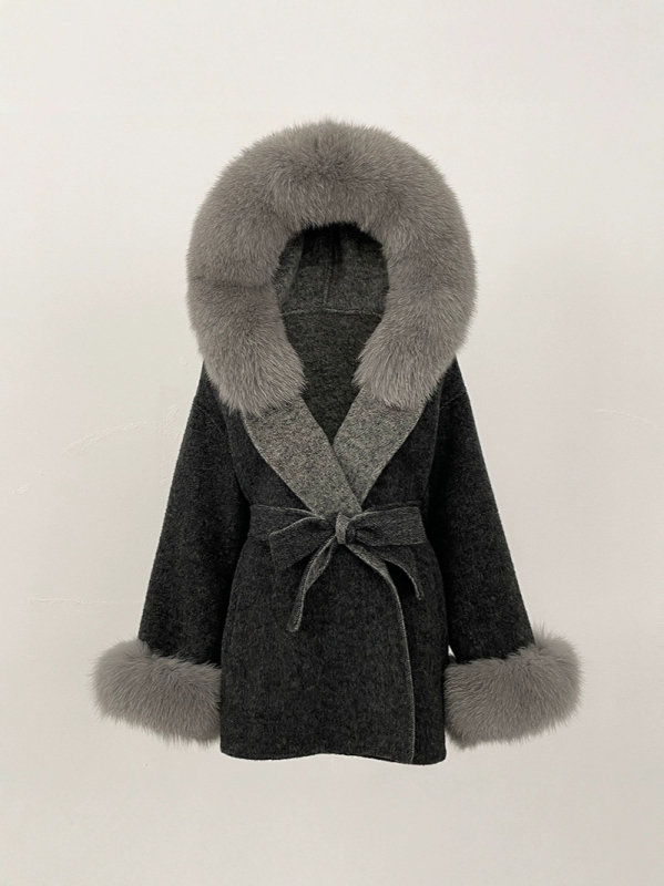 Ženski vuneni kaput s kapuljačom, ovratnik od lisje kožušuh, srednje duljine 65–80 cm, kopčanje na vezanje, reversibilni tweed stil