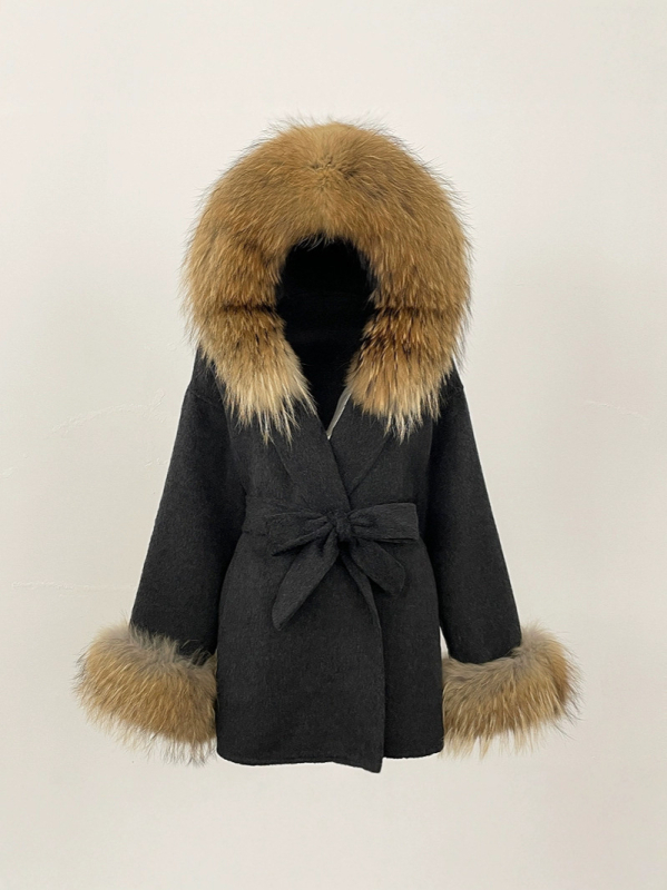 Ženski vuneni kaput s kapuljačom, ovratnik od lisje kožušuh, srednje duljine 65–80 cm, kopčanje na vezanje, reversibilni tweed stil