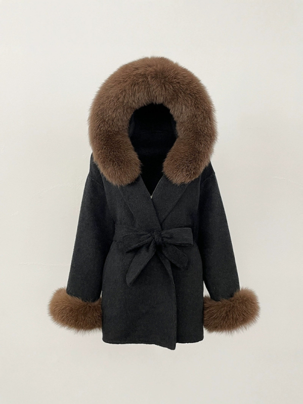 Ženski vuneni kaput s kapuljačom, ovratnik od lisje kožušuh, srednje duljine 65–80 cm, kopčanje na vezanje, reversibilni tweed stil