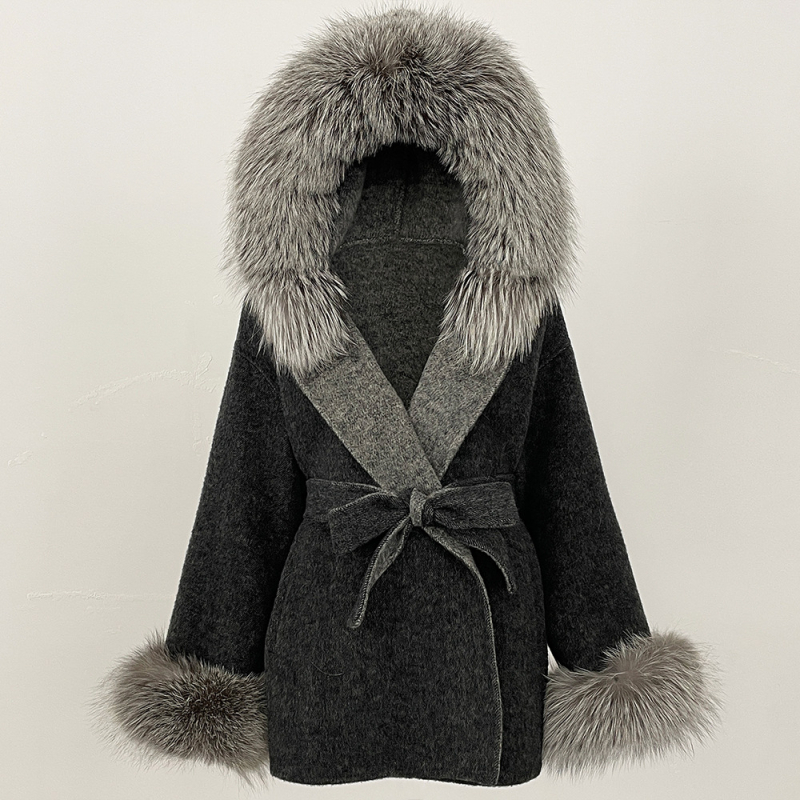 Ženski vuneni kaput s kapuljačom, ovratnik od lisje kožušuh, srednje duljine 65–80 cm, kopčanje na vezanje, reversibilni tweed stil