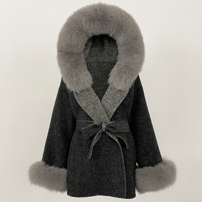 Ženski vuneni kaput s kapuljačom, ovratnik od lisje kožušuh, srednje duljine 65–80 cm, kopčanje na vezanje, reversibilni tweed stil