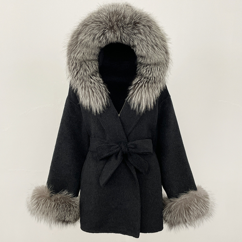 Ženski vuneni kaput s kapuljačom, ovratnik od lisje kožušuh, srednje duljine 65–80 cm, kopčanje na vezanje, reversibilni tweed stil