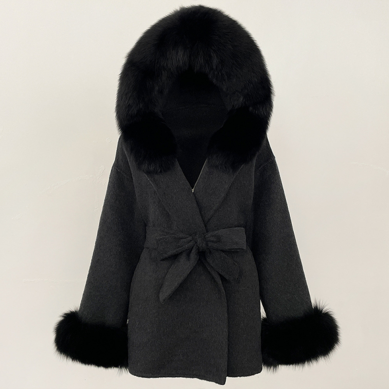 Ženski vuneni kaput s kapuljačom, ovratnik od lisje kožušuh, srednje duljine 65–80 cm, kopčanje na vezanje, reversibilni tweed stil