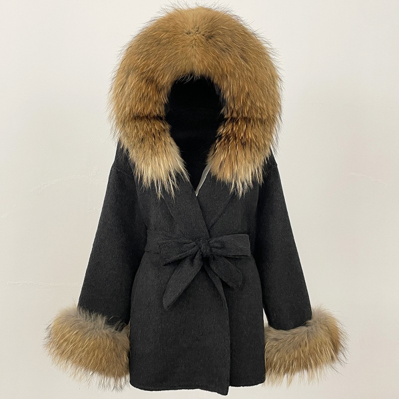 Ženski vuneni kaput s kapuljačom, ovratnik od lisje kožušuh, srednje duljine 65–80 cm, kopčanje na vezanje, reversibilni tweed stil