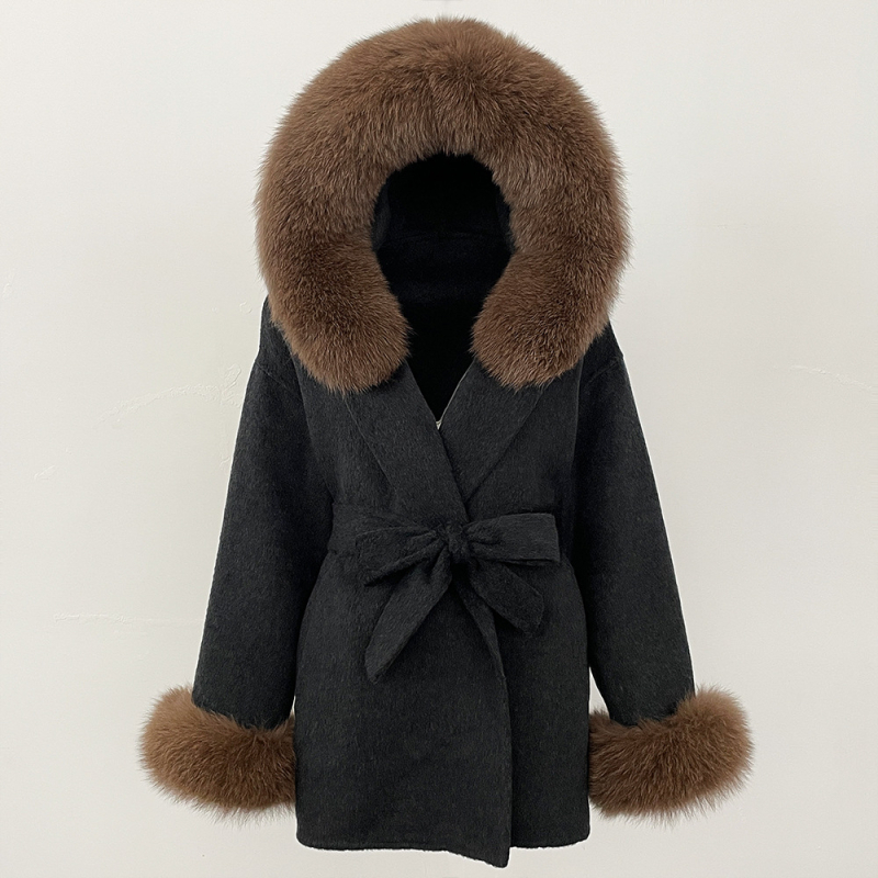 Ženski vuneni kaput s kapuljačom, ovratnik od lisje kožušuh, srednje duljine 65–80 cm, kopčanje na vezanje, reversibilni tweed stil