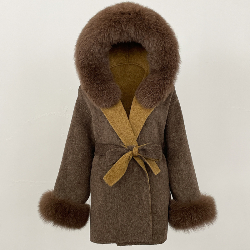 Ženski vuneni kaput s kapuljačom, ovratnik od lisje kožušuh, srednje duljine 65–80 cm, kopčanje na vezanje, reversibilni tweed stil