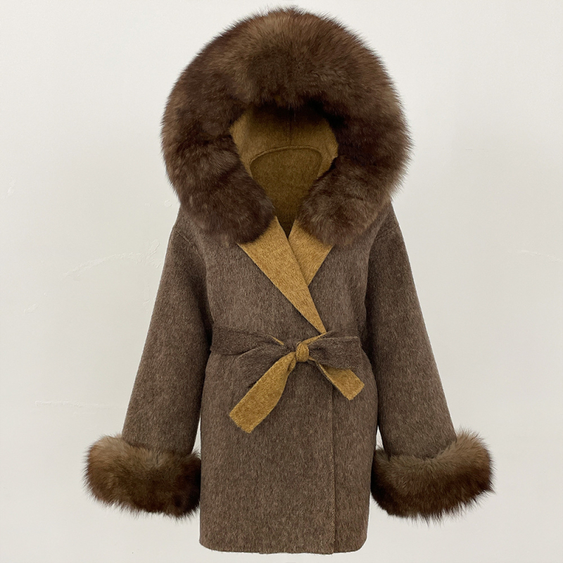Ženski vuneni kaput s kapuljačom, ovratnik od lisje kožušuh, srednje duljine 65–80 cm, kopčanje na vezanje, reversibilni tweed stil