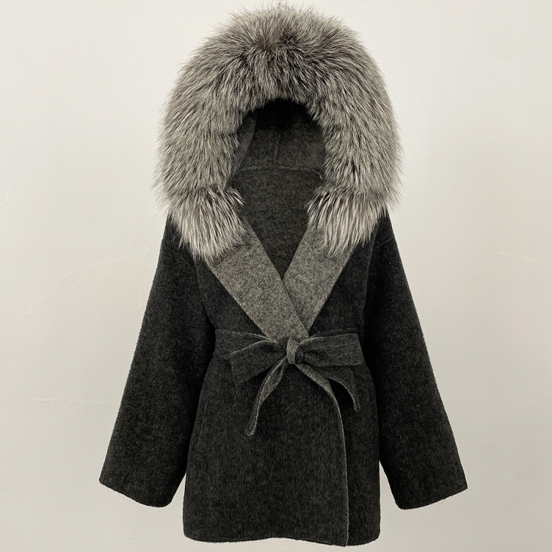 Ženski vuneni kaput s kapuljačom, ovratnik od lisje kožušuh, srednje duljine 65–80 cm, kopčanje na vezanje, reversibilni tweed stil