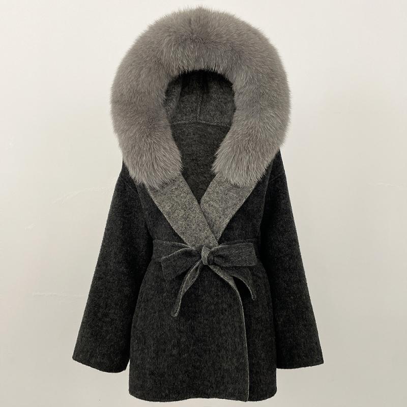 Ženski vuneni kaput s kapuljačom, ovratnik od lisje kožušuh, srednje duljine 65–80 cm, kopčanje na vezanje, reversibilni tweed stil