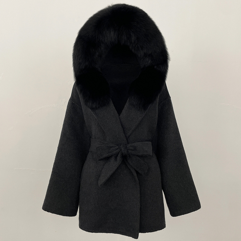Ženski vuneni kaput s kapuljačom, ovratnik od lisje kožušuh, srednje duljine 65–80 cm, kopčanje na vezanje, reversibilni tweed stil
