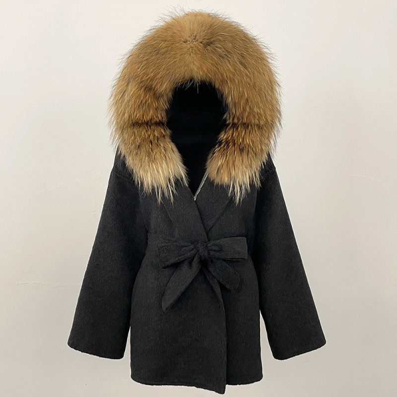 Ženski vuneni kaput s kapuljačom, ovratnik od lisje kožušuh, srednje duljine 65–80 cm, kopčanje na vezanje, reversibilni tweed stil