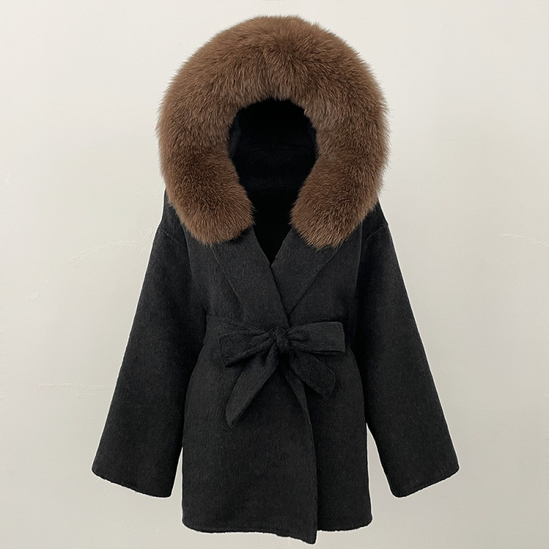 Ženski vuneni kaput s kapuljačom, ovratnik od lisje kožušuh, srednje duljine 65–80 cm, kopčanje na vezanje, reversibilni tweed stil