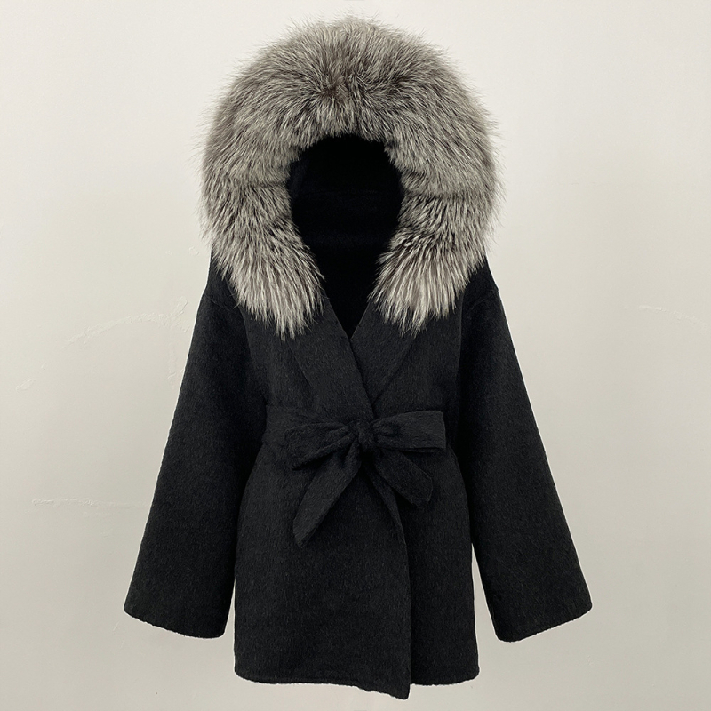 Ženski vuneni kaput s kapuljačom, ovratnik od lisje kožušuh, srednje duljine 65–80 cm, kopčanje na vezanje, reversibilni tweed stil