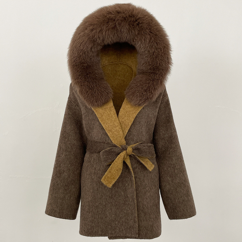Ženski vuneni kaput s kapuljačom, ovratnik od lisje kožušuh, srednje duljine 65–80 cm, kopčanje na vezanje, reversibilni tweed stil