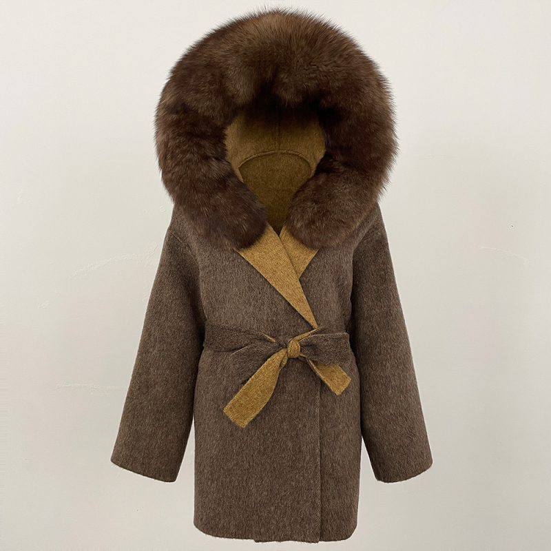 Ženski vuneni kaput s kapuljačom, ovratnik od lisje kožušuh, srednje duljine 65–80 cm, kopčanje na vezanje, reversibilni tweed stil