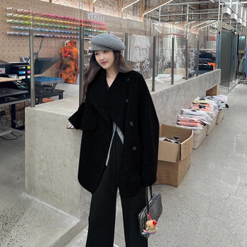 Dámsky akrylový kabát, úzky strih, vysoký golier, zapínanie na jeden rad, stredná dĺžka