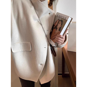 Dámsky akrylový kabát, úzky strih, vysoký golier, zapínanie na jeden rad, stredná dĺžka