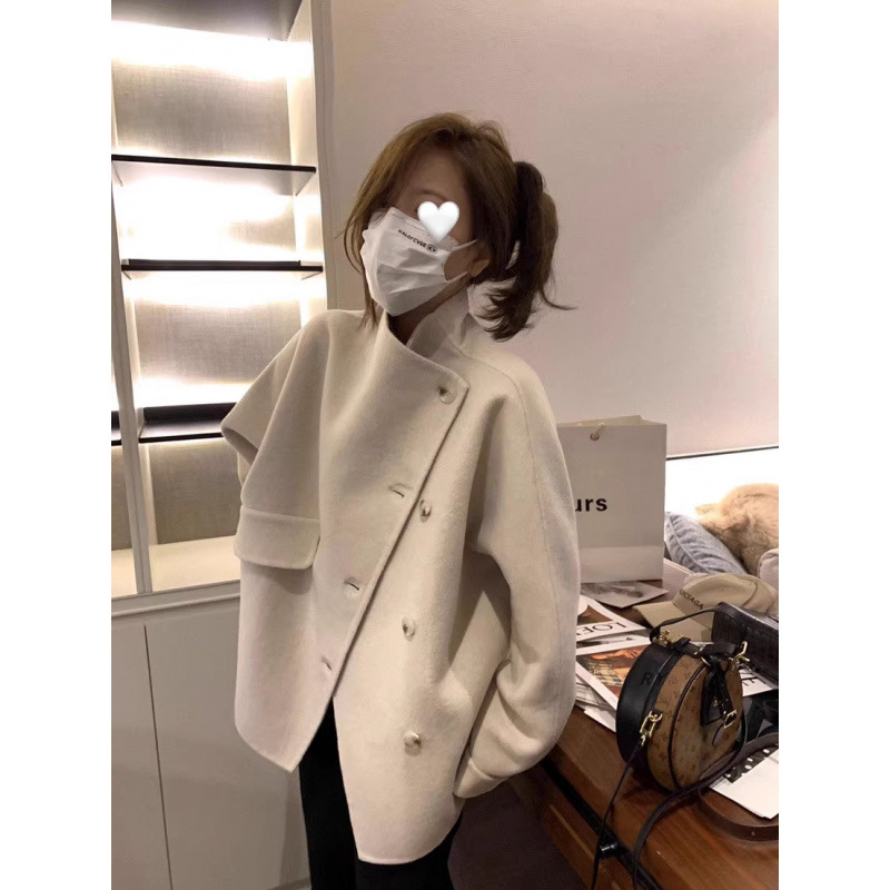 Dámsky akrylový kabát, úzky strih, vysoký golier, zapínanie na jeden rad, stredná dĺžka