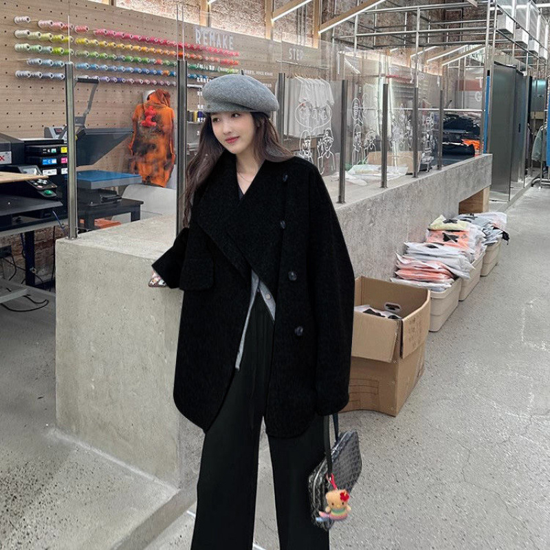 Dámsky akrylový kabát, úzky strih, vysoký golier, zapínanie na jeden rad, stredná dĺžka