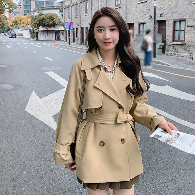 Női karcsú trench kabát — Pamut-lin bővítés poliészterrel, közepes hosszúságú, rever gallér, hosszú ujjú, dupla gombos záródás