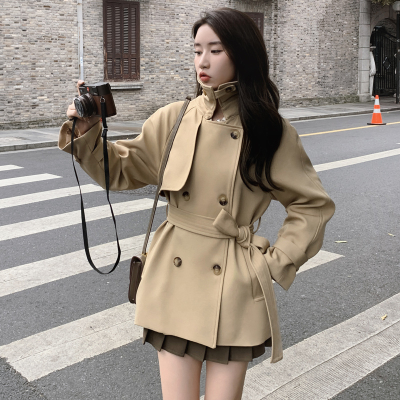 Női karcsú trench kabát — Pamut-lin bővítés poliészterrel, közepes hosszúságú, rever gallér, hosszú ujjú, dupla gombos záródás