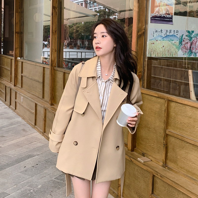 Női karcsú trench kabát — Pamut-lin bővítés poliészterrel, közepes hosszúságú, rever gallér, hosszú ujjú, dupla gombos záródás