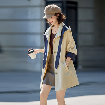 Geacă windbreaker pentru femei — 95% bumbac, lungime medie 65–80 cm, croială lejeră, mâneci lungi, guler polo, închidere cu un rând și catarame