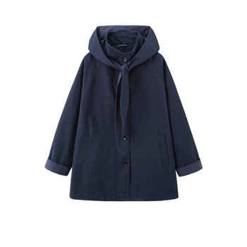 Geacă windbreaker pentru femei — 95% bumbac, lungime medie 65–80 cm, croială lejeră, mâneci lungi, guler polo, închidere cu un rând și catarame