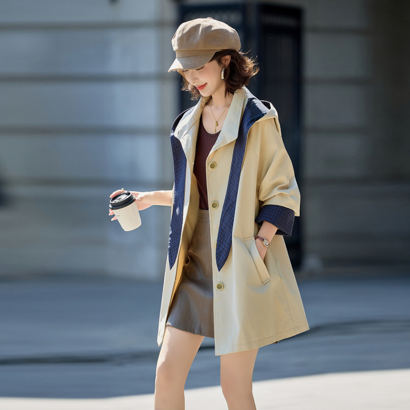 Geacă windbreaker pentru femei — 95% bumbac, lungime medie 65–80 cm, croială lejeră, mâneci lungi, guler polo, închidere cu un rând și catarame