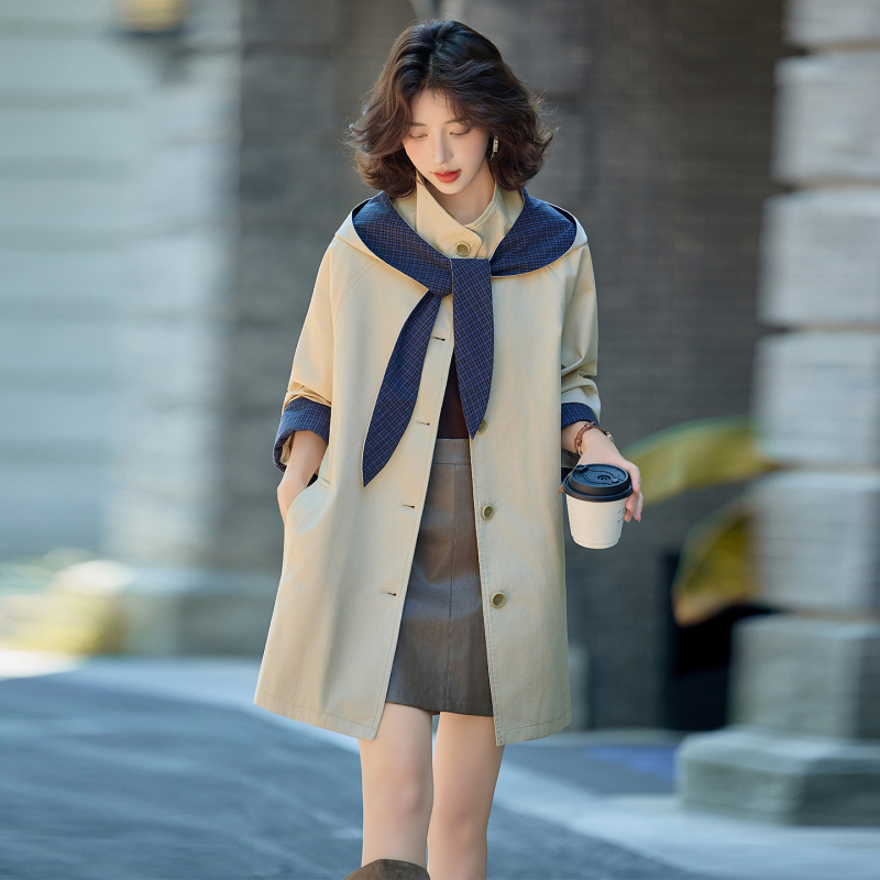 Geacă windbreaker pentru femei — 95% bumbac, lungime medie 65–80 cm, croială lejeră, mâneci lungi, guler polo, închidere cu un rând și catarame