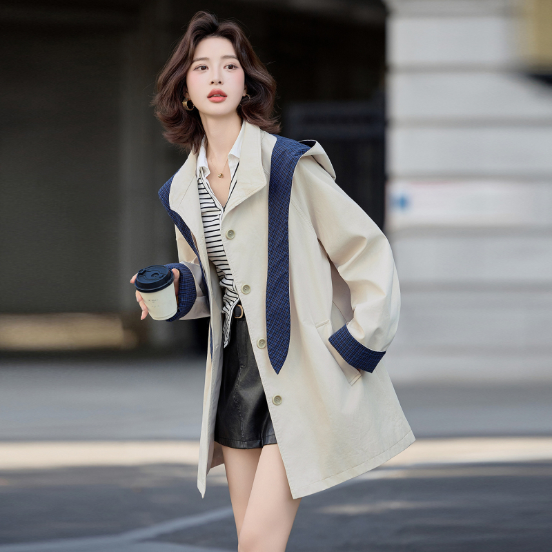 Geacă windbreaker pentru femei — 95% bumbac, lungime medie 65–80 cm, croială lejeră, mâneci lungi, guler polo, închidere cu un rând și catarame