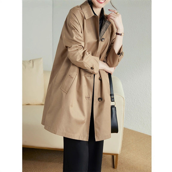 Ženska windbreaker jakna, poliester smjesa, srednje duljine 65–80 cm, polo ovratnik, dugi rukavi, zatvaranje gumbima