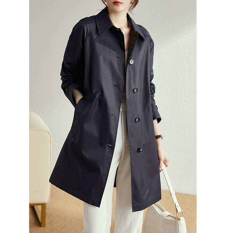 Ženska windbreaker jakna, poliester smjesa, srednje duljine 65–80 cm, polo ovratnik, dugi rukavi, zatvaranje gumbima