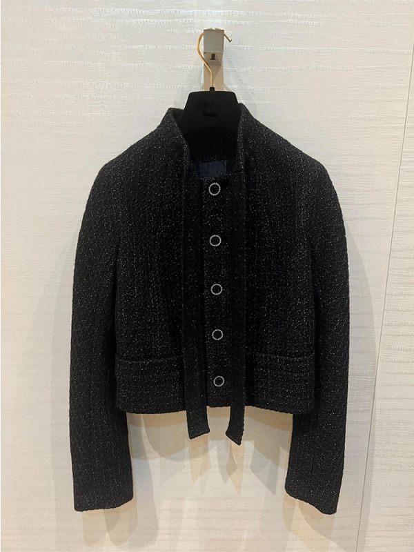 Kaput od tweed tkanine, stojeći ovratnik, kopčanje na jednom redu, srednja debljina, dugi rukavi – elegantan vintage stil