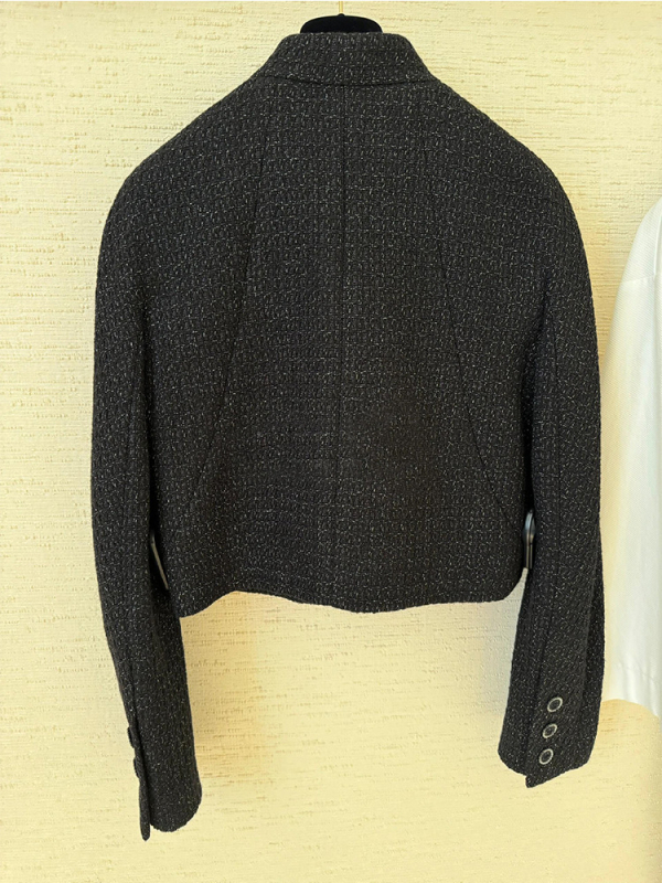 Kaput od tweed tkanine, stojeći ovratnik, kopčanje na jednom redu, srednja debljina, dugi rukavi – elegantan vintage stil