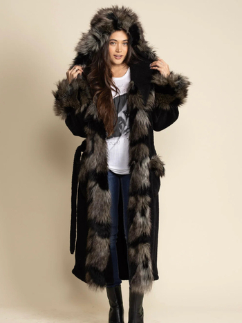 Női gyapjúkabát kapucnival és műszőrme gallérral; hosszú fazon; poliészter anyag; fűzős elülső rész