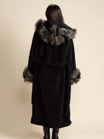 Női gyapjúkabát kapucnival és műszőrme gallérral; hosszú fazon; poliészter anyag; fűzős elülső rész
