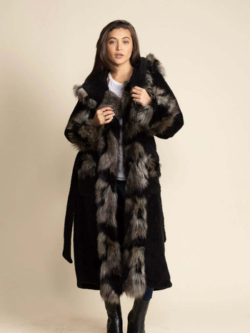 Női gyapjúkabát kapucnival és műszőrme gallérral; hosszú fazon; poliészter anyag; fűzős elülső rész