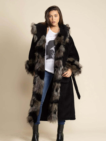 Női gyapjúkabát kapucnival és műszőrme gallérral; hosszú fazon; poliészter anyag; fűzős elülső rész