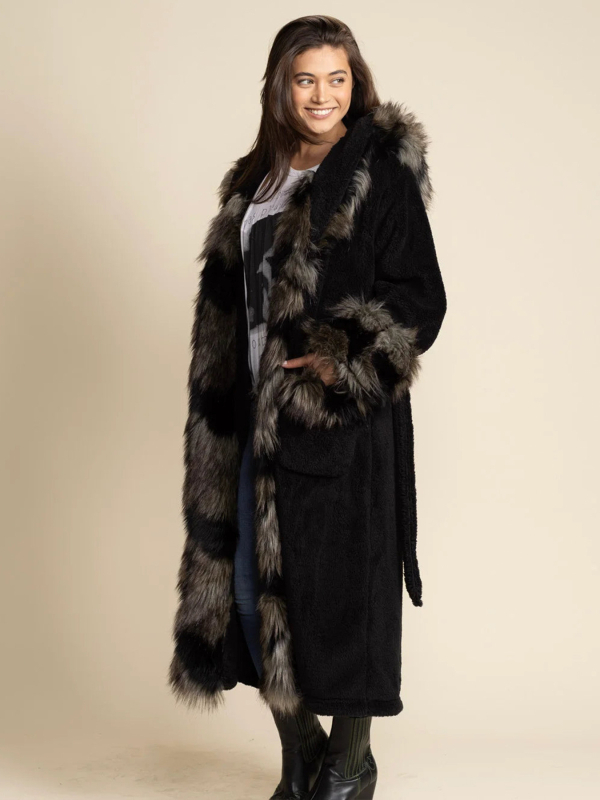 Női gyapjúkabát kapucnival és műszőrme gallérral; hosszú fazon; poliészter anyag; fűzős elülső rész