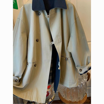 Srednje duga jakna-vetrovka s color-block detaljima u francuskom retro stilu, bez rukava, polo ovratnik, Chenille tkanina s udjelom Spandexa, džepovi.