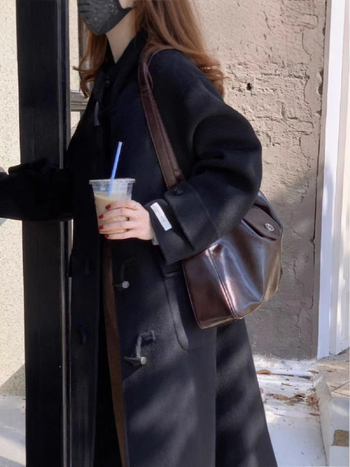 Palton damă din lână cu glugă, lungime 80–100 cm, croială lejeră, închidere cu o singură rând de catarame, 95% lână