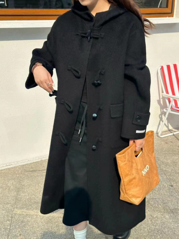 Palton damă din lână cu glugă, lungime 80–100 cm, croială lejeră, închidere cu o singură rând de catarame, 95% lână