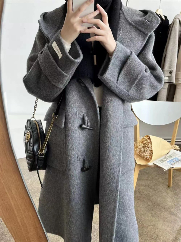 Palton damă din lână cu glugă, lungime 80–100 cm, croială lejeră, închidere cu o singură rând de catarame, 95% lână