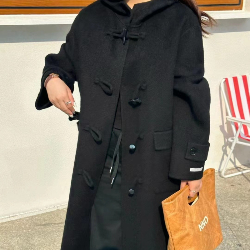 Palton damă din lână cu glugă, lungime 80–100 cm, croială lejeră, închidere cu o singură rând de catarame, 95% lână