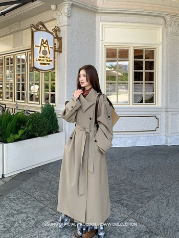 Női övvel és dupla záródású hosszú kabát ferde gallérral és zsebekkel; pamut-poliészter keverék, fő anyag: poliészter, közepes vastagság, 2025 tavasz